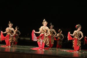 Read more about the article Penampilan BKKT UNS dalam 19th World Dance Day 24 Jam Menari  ISI Surakarta dengan membawakan Tari Bedhaya Saptasrawana